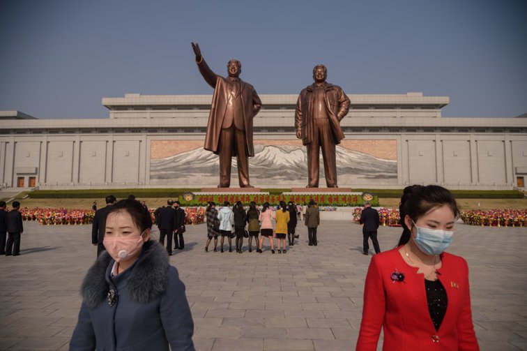 Imaginea articolului Coreea de Nord recunoaşte pentru prima dată că are bolnavi de coronavirus. Ce decizie a luat Kim Jong Un în privinţa tuturor străinilor