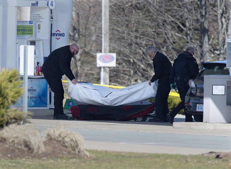 Imaginea articolului Masacru în Canada. Un bărbat deghizat în poliţist a omorât 16 persoane. El a atacat victimele în casele acestora
