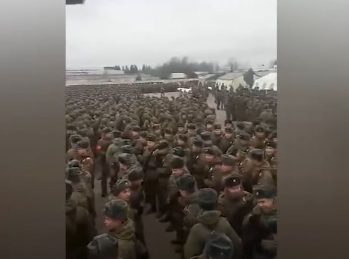 Imaginea articolului Imagini cu mii de soldaţi ruşi înghesuiţi pentru repetiţia la tradiţionala paradă militară. 15.000 de militari au fost plasaţi în carantină