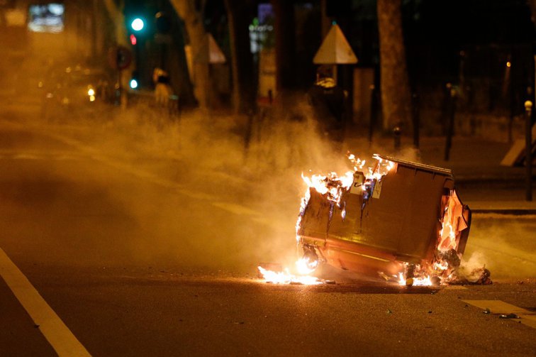 Imaginea articolului Violenţe de stradă în suburbiile Parisului, între poliţie şi grupuri de protestatari, soldate cu 10 arestări. Care a fost scânteia conflictului