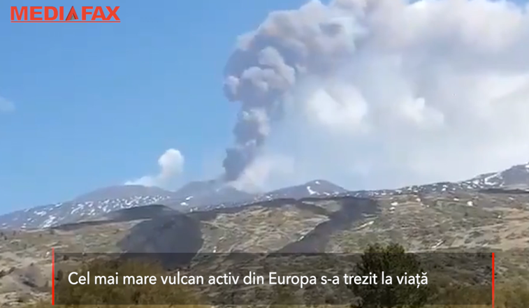 Imaginea articolului VIDEO: Cel mai mare vulcan al Europei a erupt pentru a doua oară în acest an. Nori groşi de fum şi cenuşă au acoperit cerul