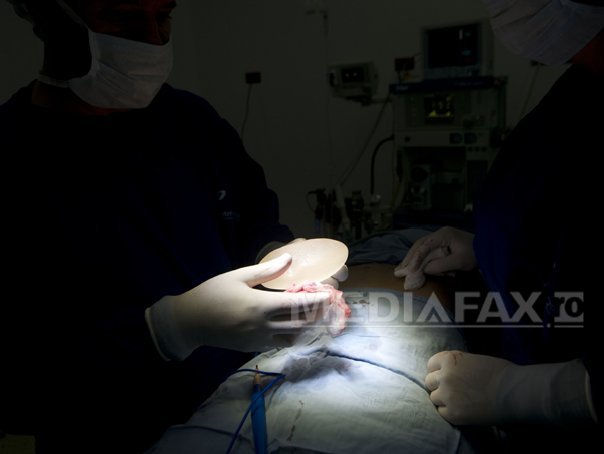 Imaginea articolului Implantul mamar i-a salvat viaţa unei femei din SUA împuşcată în piept

