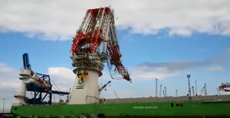 Imaginea articolului Momentul în care o macara de 5.000 de tone se prăbuşeşte fix când efectua un test de rezistenţă. VIDEO