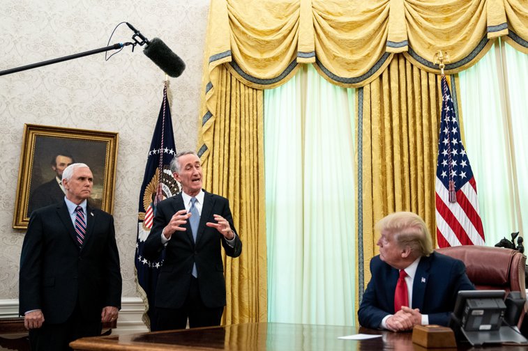 Imaginea articolului Casa Albă: Mike Pence va păstra distanţa faţă de Donald Trump timp de câteva zile
