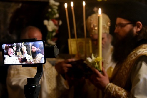 Imaginea articolului Opt episcopi ai Bisericii Ortodoxe Sârbe au fost arestaţi în timpul unei slujbe. Mii de oameni au participat la evenimentul religios 