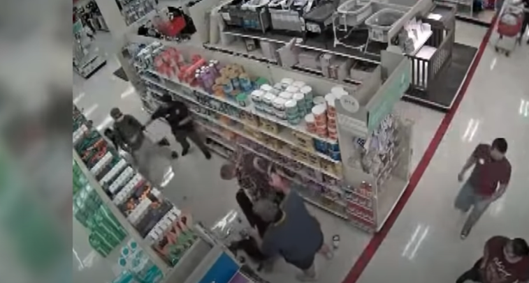 Imaginea articolului Bărbaţi care au refuzat să poarte maştile de protecţie, arestaţi după o bătaie cu agenţii de securitate ai unui magazin. VIDEO
