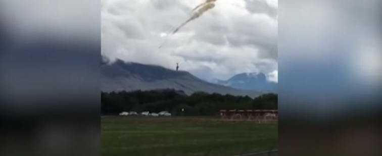 Imaginea articolului VIDEO. S-a prăbuşit un avion al forţelor aeriene canadiene. Aparatul de zbor aducea un tribut medicilor care luptă contra COVID-19