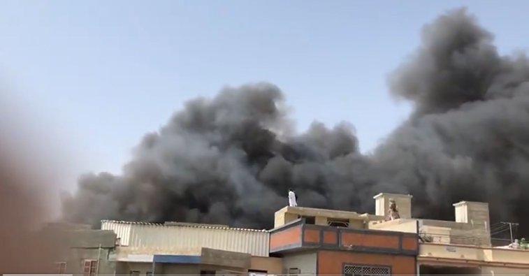 Imaginea articolului VIDEO. Dezastru aerian. Un avion cu 90 de pasageri la bord s-a prăbuşit peste un cartier de case din Pakistan