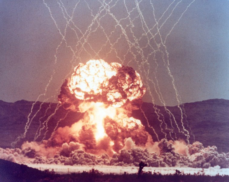 Imaginea articolului DEZVĂLUIRE: Donald Trump a discutat efectuarea primului test nuclear în 28 de ani. Planul administraţiei americane care vizează Rusia şi China
