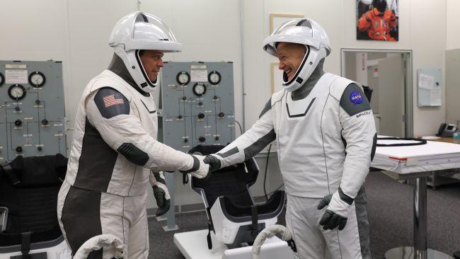 Imaginea articolului Noua modă în spaţiu. Astronauţii care vor folosi capsulele SpaceX vor purta costume de ultimă generaţie, create de un designer de la Hollywood