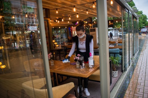 Imaginea articolului Ţara vecină care va permite la capacitate maximă redeschiderea restaurantelor, barurilor şi cafenelelor
