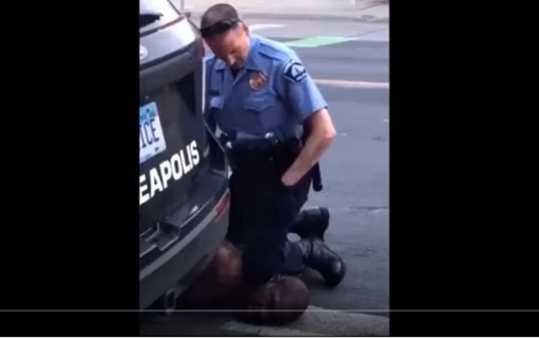 Imaginea articolului VIDEO: Un poliţist a provocat moartea unui bărbat de culoare după ce a stat cu genunchiul pe gâtul său mai mult de 5 minute. Anchetă şi proteste în SUA