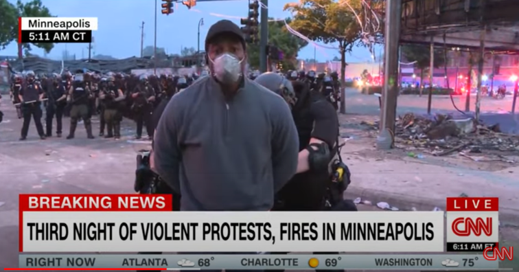Imaginea articolului VIDEO CNN. Arestat în direct! Un jurnalist a fost încătuşat de poliţie când transmiteau LIVE de la protestele violente din Minneapolis