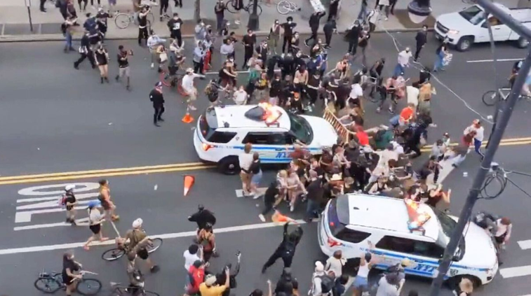 Imaginea articolului VIDEO O nouă imagine şocantă: maşină de poliţie demarează şi pune protestatarii la pământ, în New York. Primar: "Îmi doresc să nu fi făcut asta"