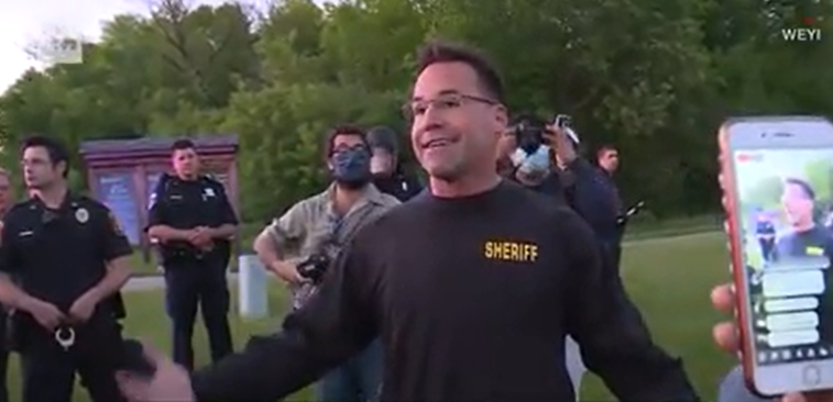 Imaginea articolului Momentul în care un şerif american se alătura protestatarilor din SUA: "Hai să mergem cu toţii". Reacţia oamenilor: VIDEO