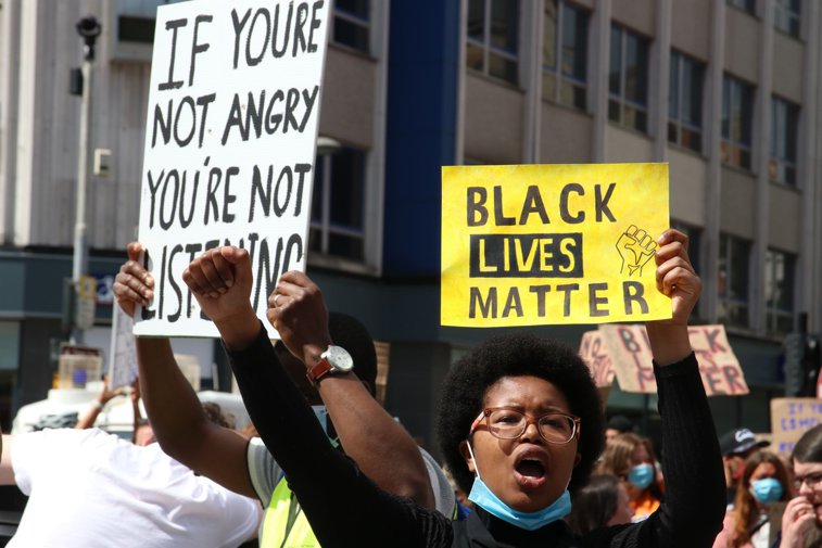 Imaginea articolului Ai postat şi tu un pătrat negru cu #blacklivesmatter din solidaritate? Uite de ce este greşit