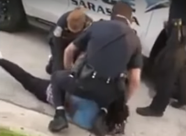 Imaginea articolului Un alt poliţist a fost filmat cum stă cu genunchiul pe gâtul unui bărbat în timpul unei arestări| VIDEO