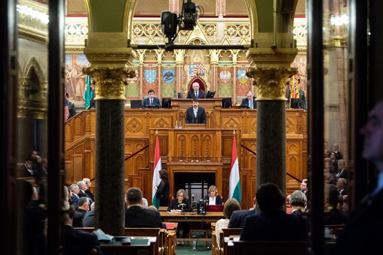 Imaginea articolului Preşedintele Ungariei: "Ne respectăm vecinii, dar le cerem să ne respecte şi să-i respecte pe maghiarii din ţarile lor". Discurs la 100 de ani de la Trianon