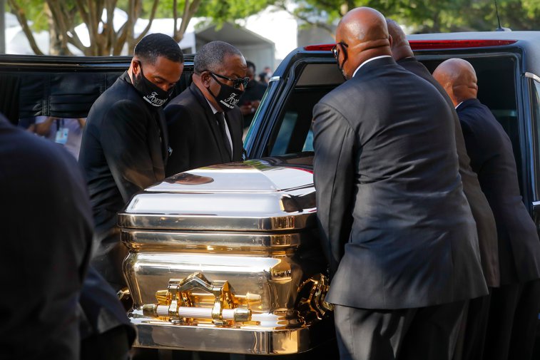Imaginea articolului Inmormântarea lui George Floyd, LIVE pe internet. Funeraliile au loc în Houston, mii de oameni au trecut deja pe la sicriul bărbatului 