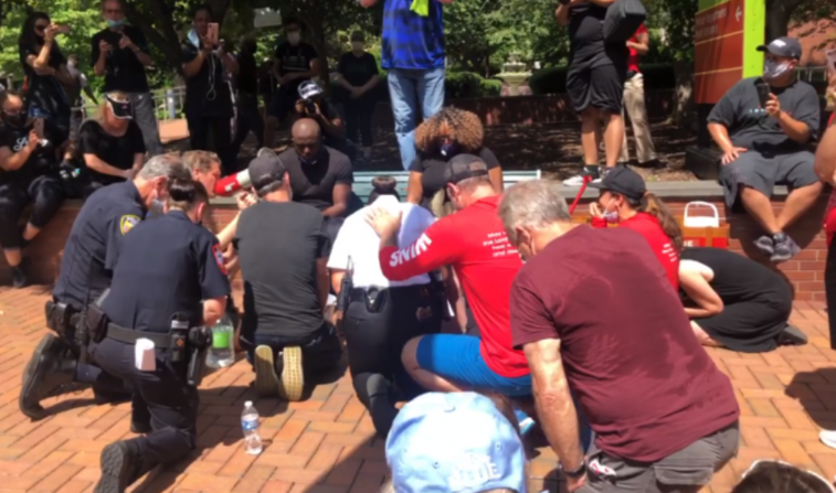 Imaginea articolului VIDEO.Poliţiştii au spălat picioarele unor americani de culoare în SUA, în timpul protestelor. Un gest similar a fost făcut şi de Papa Francisc în trecut