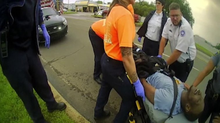 Imaginea articolului VIDEO | Poliţia din Oklahoma a făcut publice imaginile cu decesul unui alt bărbat de culoare / Scenele seamănă izbitor cu cele petrecute în cazul lui George Floyd