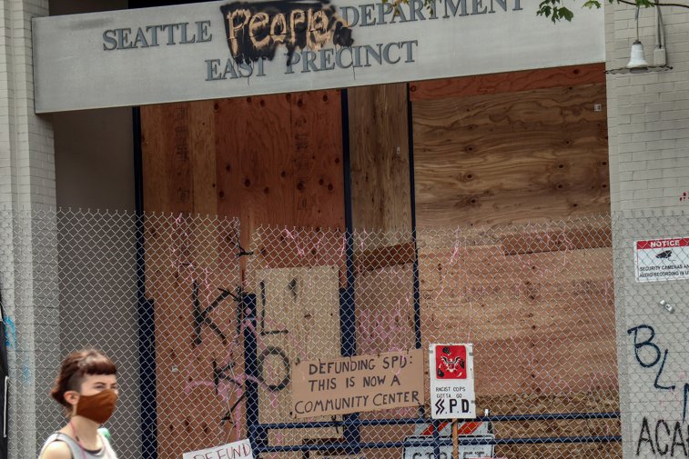 Imaginea articolului Un cartier din Seattle, ocupat de protestatari, a fost declarat ”regiune autonomă”. Poliţiştii au abandonat secţia. Reacţia lui Trump
