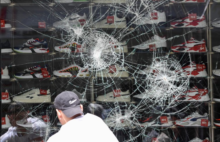 Imaginea articolului LEGEA JUNGLEI. Sute de persoane au vandalizat magazine şi maşini de poliţie într-un oraş mare din Germania VIDEO