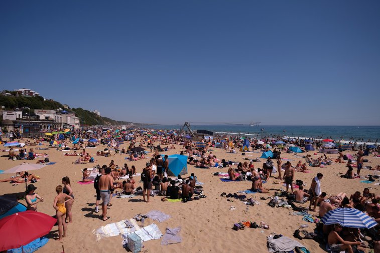 Imaginea articolului Britanicii se înghesuie pe plajă ca românii la Mamaia. Temperaturi record de 32-34 de grade Celsius
