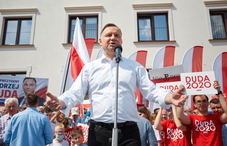 Imaginea articolului Alegeri prezidenţiale în Polonia. Cursă strânsă între Andrzej Duda şi proeuropeanul Rafal Trzaskowski, primarul Varşoviei