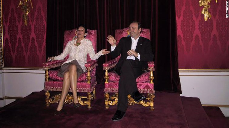 Imaginea articolului Ghislaine Maxwell, presupusa complice a lui Jeffrey Epstein, şi Kevin Spacey, fotografiaţi pe tronul regal de la Buckingham