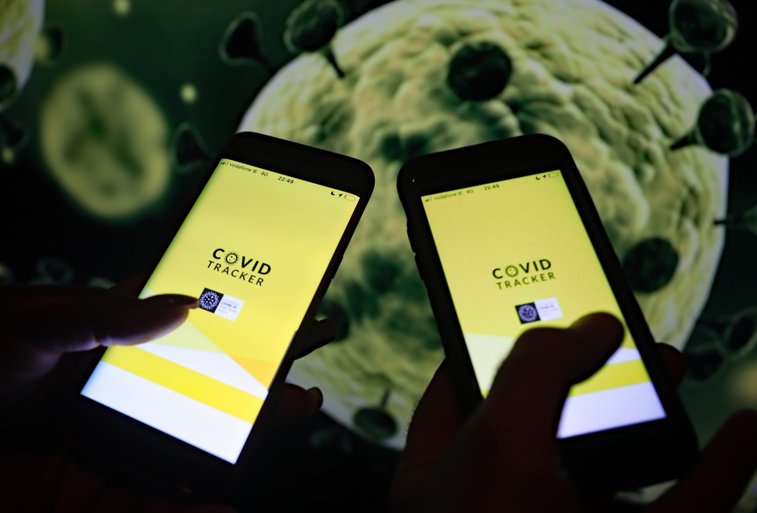 Imaginea articolului 860.000 de oameni au descarcat o aplicaţie anti-COVID-19. Aplicaţia minune lansată ieri