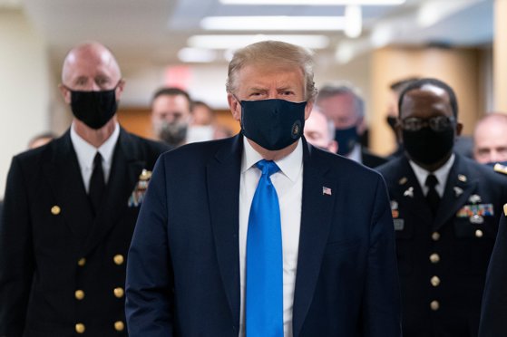 Imaginea articolului Donald Trump, văzut pentru prima dată purtând masca în public, de la începutul pandemiei de Covid-19