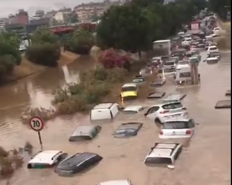 Imaginea articolului VIDEO - Inundaţii în Sicilia. Două persoane au murit în urma celei mai puternice ploi din istoria oraşului Palermo  


