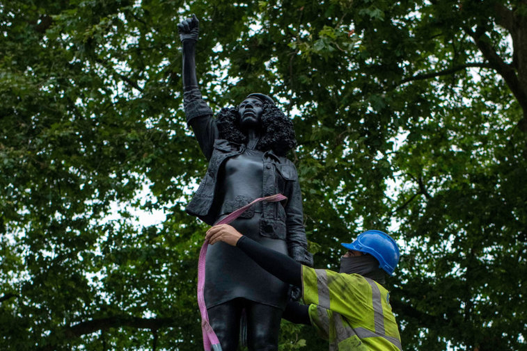 Imaginea articolului Statuia protestatarei BLM Jen Reid a fost dată jos de autorităţile din Bristol după doar 24 de ore