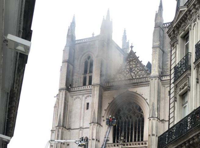 Imaginea articolului Franţa: Un incendiu puternic a izbucnit, sâmbătă dimineaţa, în catedrala Nantes