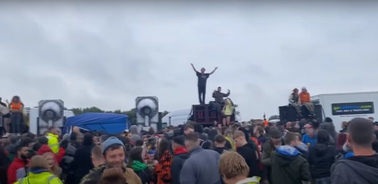 Imaginea articolului VIDEO | Petrecerea pe care nici poliţia nu a reuşit s-o oprească. Mii de englezi, americani şi nemţi sfidează măsurile de siguranţă