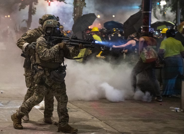 Imaginea articolului Trupe paramilitare au fost trimise pe străzile din Portland. Trump, avertizat ”să nu folosească agenţiile federale ca pe o armată personală”