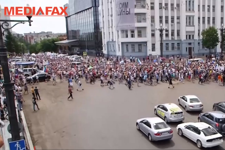 Imaginea articolului Mii de ruşi din Habarovsk au ieşit azi în stradă să îşi apere guvernatorul arestat: "Rusia se trezeşte! Acesta e regiunea noastră!"