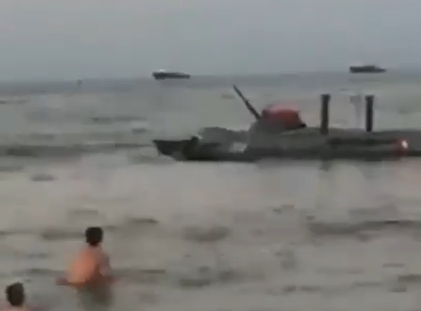 Imaginea articolului VIDEO Cum s-au antrenat militarii ruşi pentru paradă: Au mers cu tancurile printre turiştii care fac plajă