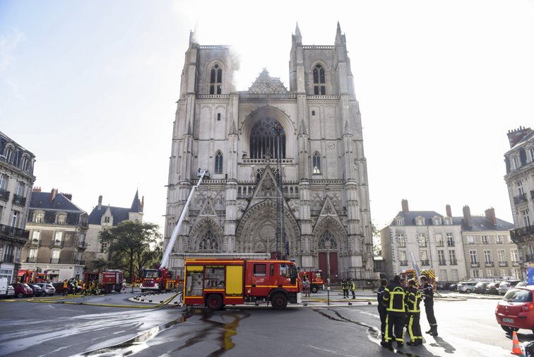 Imaginea articolului Bărbatul reţinut după incendierea catedralei din Nantes riscă ani grei de închisoare şi o amendă consistentă