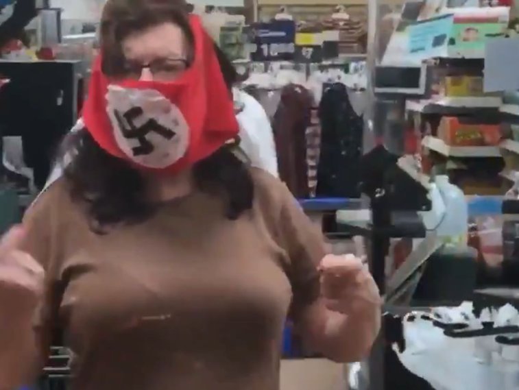 Imaginea articolului VIDEO Protest împotriva măştilor de protecţie: un cuplu din SUA a purtat măşti cu însemne naziste într-un supermarket. Reacţia magazinului