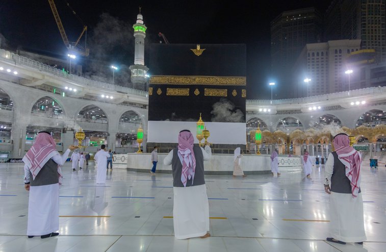 Imaginea articolului Pelerinajul de la Mecca: podelele şi stâlpii Marii Moschei au fost dezinfectaţi pentru a preveni infectarea cu SARS-COV-2