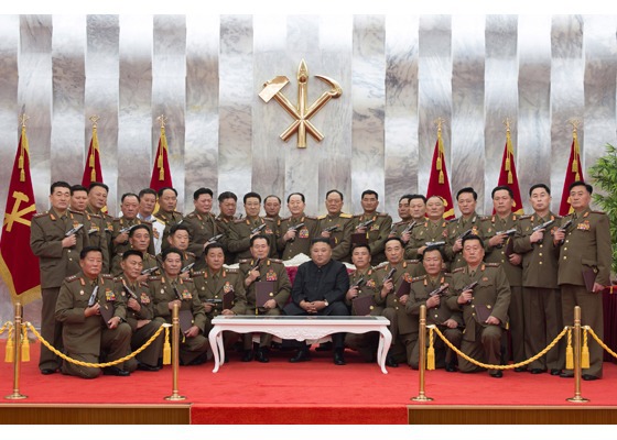 Imaginea articolului FOTO. Aniversarea armistiţiului în Coreea de Nord, cu pistoale, dar fără măşti: Generalii au pozat „ca nişte gangsteri“ alături de liderul Kim Jong Un