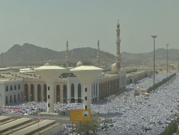 Imaginea articolului Pelerinajul de la Mecca: podelele şi stâlpii Marii Moschei au fost dezinfectaţi