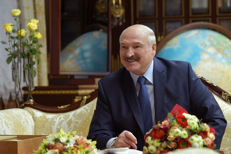 Imaginea articolului Lukashenko, infectat cu COVID-19: „50 de militri de vodkă te ţin departe de virus”
