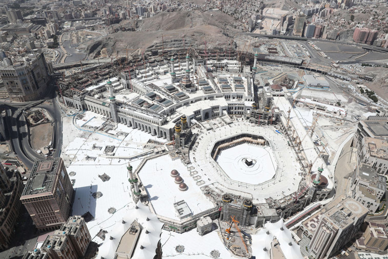 Imaginea articolului În pelerinaj la Mecca, în grupuri mici şi cu măşti de protecţie. Arabia Saudită impune cele mai dure măsuri din ultimii 100 de ani