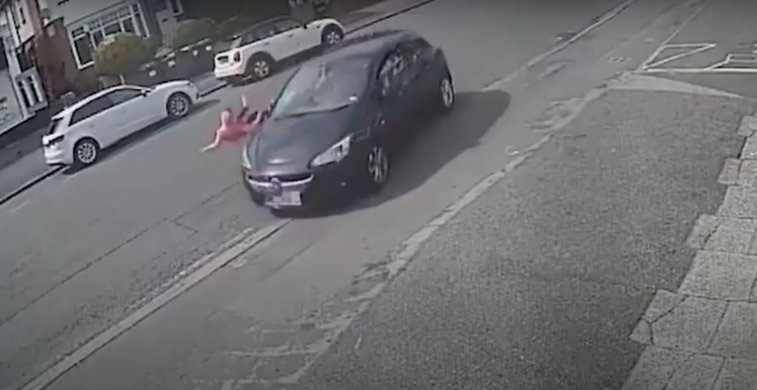 Imaginea articolului VIDEO: O fetiţă de 11 ani a scăpat în mod miraculos după ce a fost lovită în plin de o maşină