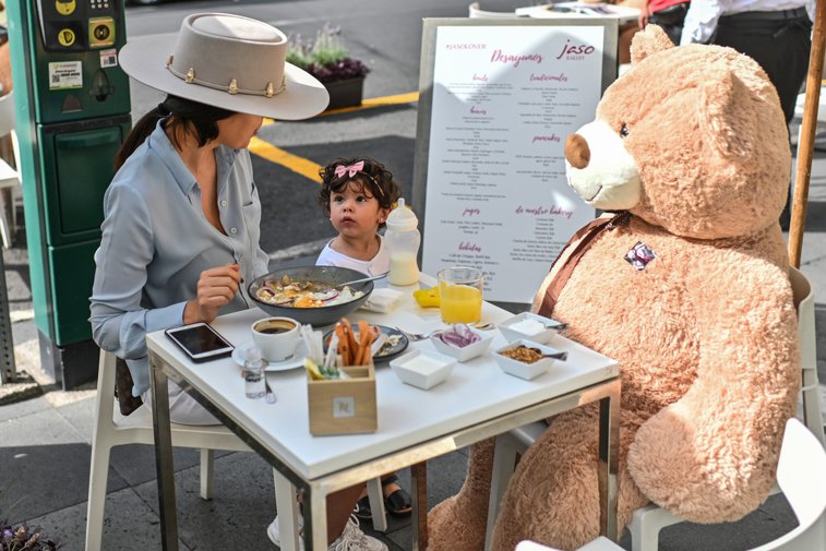 Imaginea articolului O cafenea din Mexic foloseşte ursuleţi de pluş uriaşi pentru a-şi îndemna clienţii să menţină distanţarea socială

