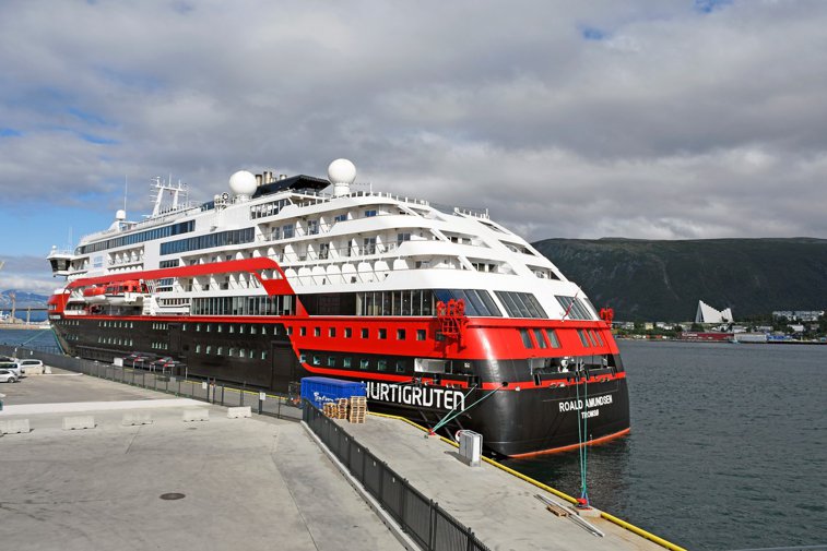 Imaginea articolului Cel puţin 40 de pasageri şi membrii echipajului de pe un vas de croazieră norvegian, au fost infectaţi cu COVID-19

