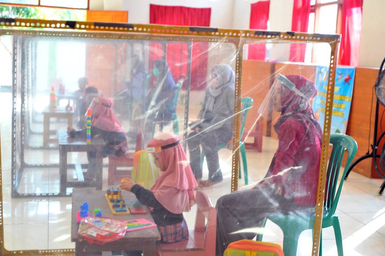 Imaginea articolului O grădiniţa din Indonezia a găsit o metodă prin care copiii să poată merge la cursuri în plină pandemie

